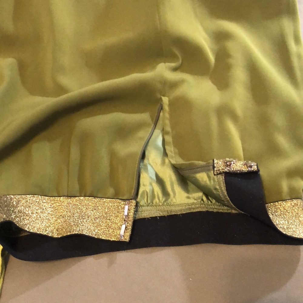 Chic Olive Green Midi Dress with Embellished Collar - Picture 14 of 16